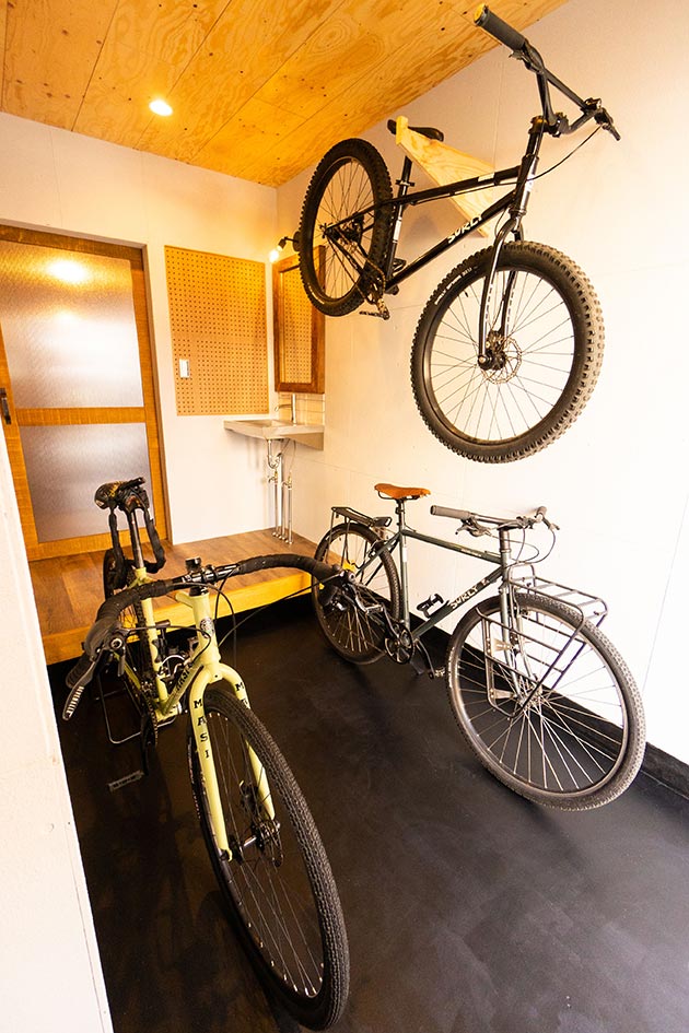自転車やバイクが置ける土間のシンクがある玄関